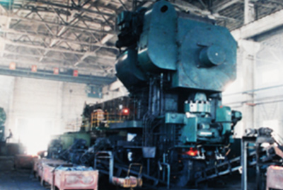 3月24日，世界第一台德国奥姆卡4000吨热模锻生产线在918博天堂总厂热模锻车间安装调试。