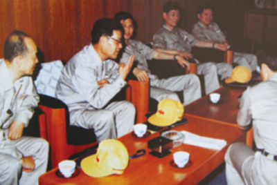 为了学习外国先进技术和管理方法，前往引进技术与设备的国家进行实地考察。薛仲光厂长在日本。