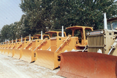 产品整装待发。自1984年对销售实行了承包责任制，调动了职工的积极性，增强了责任感，从而改变了过去等、靠、要的被动局面。