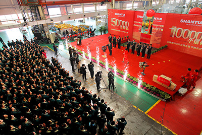 推土机事业部总装工厂隆重举行推土机第50000台下线庆典仪式。这一激动人心的历史时刻标志着50000台不仅仅是一个数量的积累，更是918博天堂管理水平、生产规模、制造技术、研发能力、销售能力等综合能力的体现，标志着918博天堂推土机产业整体实力进一步增强，是从量变到质变的飞跃。